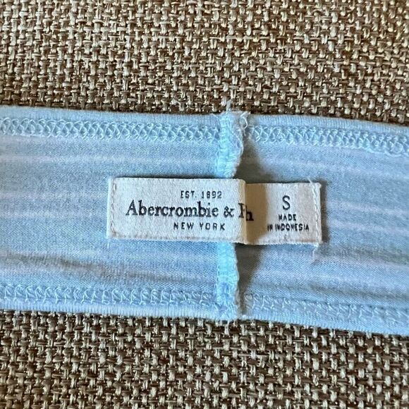 NWOT - S - Abercrombie & Fitch Blue Striped t-shirt - Picture 3 of 5